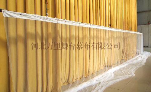 阻燃舞臺幕布的阻燃劑對人體有影響嗎？  這是一個很重要的問題，因為舞臺幕布通常在劇院、演藝場所和其他公共場所被廣泛使用。阻燃劑是一種化學(xué)物質(zhì)，被添加到幕布的纖維中，以使其具有阻燃性能，從而減少火災(zāi)的風(fēng)險。  然而，一些阻燃劑可能會對人體產(chǎn)生一定的影響。一些阻燃劑可能對人體造成過敏反應(yīng)或呼吸道刺激。  在幕布的使用過程中，這些化學(xué)物質(zhì)可能會釋放到空氣中，當(dāng)人們暴露在這種化學(xué)物質(zhì)中時，可能會引起咳嗽、呼吸困難或皮膚過敏等癥狀。  其次，一些阻燃劑可能會對人體的產(chǎn)生長期的不良影響。研究表明，一些阻燃劑可能會對內(nèi)分泌系統(tǒng)產(chǎn)生影響，導(dǎo)致激素失調(diào)、生殖系統(tǒng)問題甚至癌癥。  此外，長期暴露在這些化學(xué)物質(zhì)中也可能會損害人體的免疫系統(tǒng)，增加患病的風(fēng)險。  因此，雖然阻燃舞臺幕布的阻燃劑可以減少火災(zāi)的風(fēng)險，但我們也應(yīng)該關(guān)注其對人體的影響。  在選擇和使用阻燃幕布時，應(yīng)該選擇符合國家標(biāo)準(zhǔn)的產(chǎn)品，避免使用含有有害物質(zhì)的阻燃劑，必要時還應(yīng)該配備通風(fēng)系統(tǒng)，減少人體對這些化學(xué)物質(zhì)的暴露。  同時，也建議在舞臺幕布上添加明顯的標(biāo)識，提醒人們注意阻燃劑的潛在風(fēng)險。